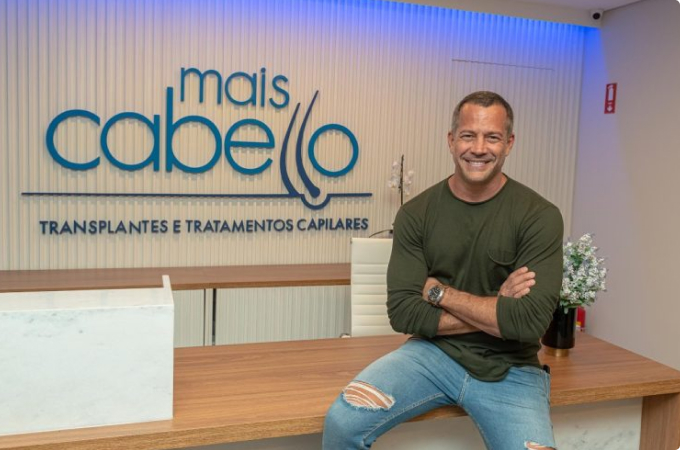 Malvino Salvador é sócio investidor de uma marca do mercado da estética especializada em implantes capilares (Foto Reprodução/Mais Cabello)